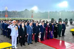 Đại biểu dự Đại hội XIII của Đảng vào Lăng viếng Chủ tịch Hồ Chí Minh