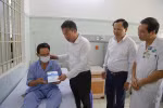 Lãnh đạo Bảo hiểm xã hội Việt Nam tặng quà cho bệnh nhân nghèo