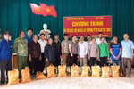 Báo Xây dựng tặng gạo hỗ trợ các hộ nghèo và trường học tại Yên Bái