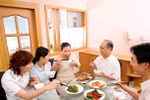 Vì sao nhiều bác sĩ khuyến khích bỏ thói quen chấm chung trong dịch Covid-19?