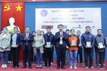 Trao tặng sổ bảo hiểm xã hội, thẻ bảo hiểm y tế cho người khó khăn tại Hòa Bình