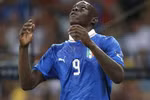 Balotelli 'học' Maradona, kiên quyết không nhận con