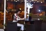 Thủy Tiên bị chộp ảnh một mình ngồi cafe, không cùng Công Vinh