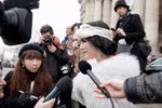 Lý Nhã Kỳ được truyền thông quốc tế săn đón ở show Chanel