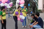 Hoa hậu Diễm Hương lang thang bán bóng bay
