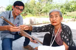 Mẹ 81 tuổi bị con gái đánh gãy tay