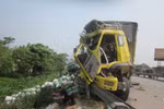 Mất lái, xe tải lao vào vệ đường, hai tài xế nguy kịch