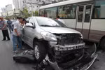 Chùm ảnh: Xế hộp gây tai nạn liên hoàn, 3 xe máy nát như sắt vụn