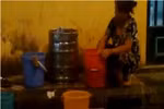 Clip: 'Ảo thuật' biến bia cũ thành mới ngay trên vỉa hè phố cổ Hà Nội