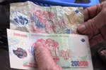 Vali tiền bỏ rơi cạnh Quốc lộ 1A là tiền giả