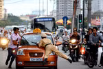 Về nước 10 năm không dám tự lái xe ra đường vì sợ giao thông Việt Nam