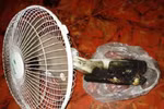 Bố 'bé gái gây cháy' không dám mặc đẹp vì sợ...cháy