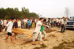 Một phụ nữ bị hãm hiếp, dìm xác 'không mảnh vải che thân' dưới suối