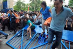 Chùm ảnh:Đạp đổ cổng trường, đục hàng rào xin học lớp 1