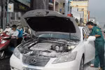 "Xế hộp" Lexus bốc cháy dữ dội khi đang chạy