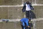 Dân hoang mang vì nứt đập thủy điện