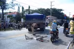 Nữ sinh bị xe tải cán nát chân trước cổng trường