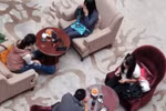 Sinh viên Trung Quốc lén lút đi bán trứng ở 'chợ đen'