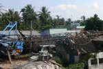 Cần cẩu đổ sập, đè nát 3 căn nhà
