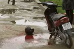 Chỉ vì đổ rác không đúng quy định, 2 người chết, 1 người bị thương