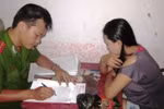 Hiệp sĩ bắt quả tang nữ tiếp viên kích dục bằng tay, miệng cho khách