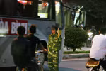 Người đàn ông lao ra đầu ôtô để xin tiền giữa thủ đô