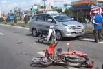 Đèo con đi học, đâm vào ô tô, 2 bố con tử vong