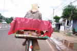 Mẹ nhẫn tâm bỏ con vào lồng sắt đi bán vé số