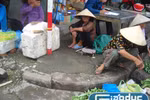 Cả chợ náo loạn vì cụ bà bị con nghiện đánh điên cuồng