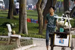 Chồng chết cứng trên ghế đá bệnh viện khi chăm vợ đẻ
