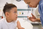 Giả mạo y tế phường đi tiêm chủng trẻ em