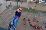 Hà Nội: Đổ xô học đu dây thoát hiểm khỏi cao ốc 