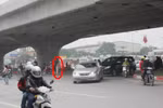 HN: Một phụ nữ khỏa thân giữa trời đông điều khiển GT