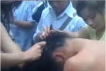 Nữ sinh đánh nhau rồi dùng điện thoại quay clip
