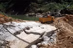 “Xe ben đụng vỡ... đập thủy điện!”