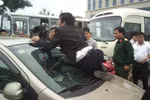 Em gái lái xe, hất anh trai lên nắp capo chạy hơn 10km
