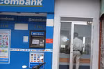 Nhốt khách trong buồng ATM để cướp xe 
