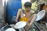 Cư dân mạng rơi lệ vì cậu bé ngồi rửa bát đĩa bằng chân