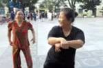 Clip độc: Cụ bà hào hứng nhảy Gangnam style tại Hồ Hoàn Kiếm