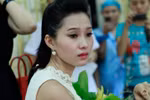 Hoa hậu Thu Thảo đỏ hoe mắt thương em nhỏ bệnh tật
