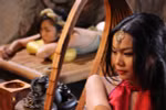 Tăng Thanh Hà lưng trần nằm trên chõng tre