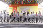 Trao tặng 70 xe đạp, 635 bộ SGK cho học sinh huyện Hạ Hòa bị ảnh hưởng bão số 3