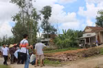 Mâu thuẫn vì tranh chấp đất, em lấy kéo đâm anh ruột tử vong