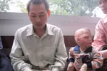 Bé trai lớp 2 bị bố đốt gây thương tích chỉ vì gói mì tôm