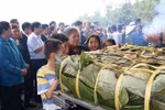 Dâng cặp bánh chưng khổng lồ nặng 700kg lên mộ thân mẫu Bác Hồ