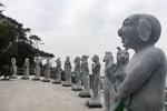Cắm biển cấm, quây kín tượng 12 con giáp “nude” chờ phán xử