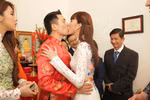 Ngọc Quyên hôn chú rể Việt kiều say đắm trong ngày cưới tại Mỹ