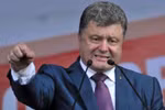 Poroshenko suýt khóc cầm mảnh kim loại thủng cáo buộc Nga là "khủng bố" 