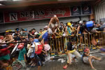 Philippines điều xe bọc thép lập lại trật tự, quốc tế chia sẻ mất mát