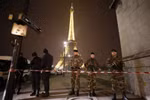 Pháp sơ tán khách du lịch khỏi tháp Eiffel vì đe dọa đánh bom